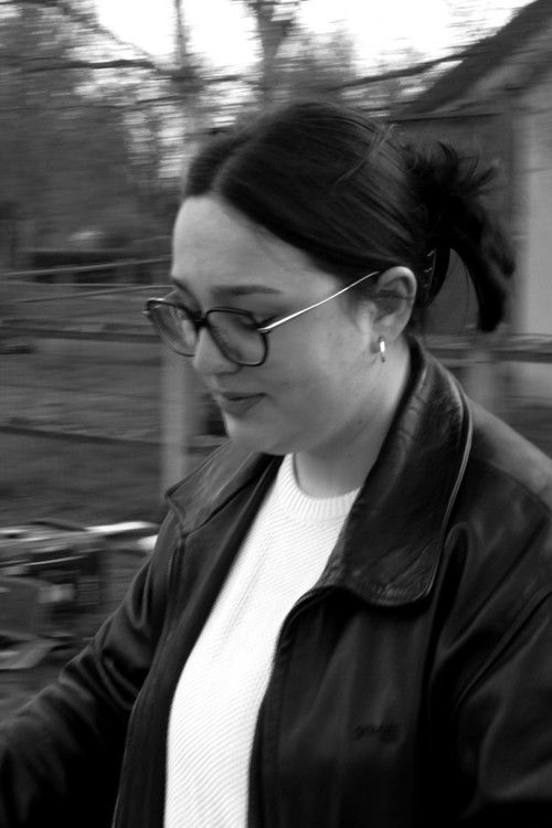 Maevane Bonnaud as La jeune femme