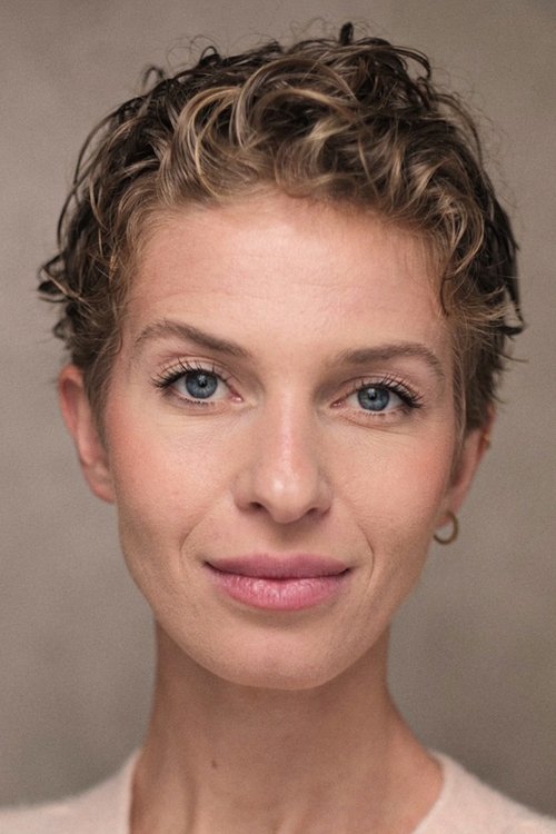 Sophie Heideker as Chica del Este