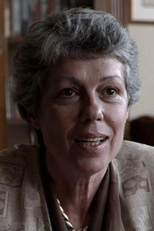 Júlia Correia as Julia