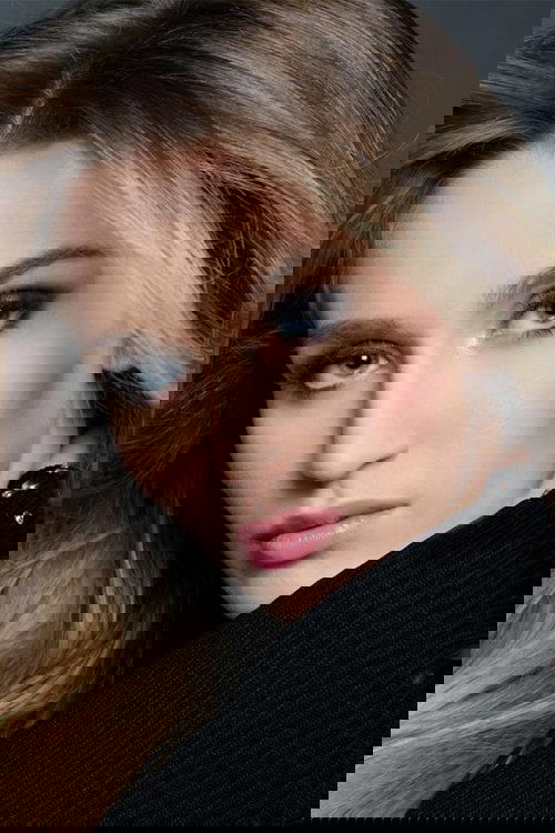 Gia De Sauvage as Shae Olson