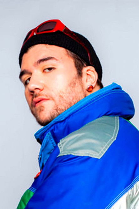 Alejandro Torres Martín as Locutor