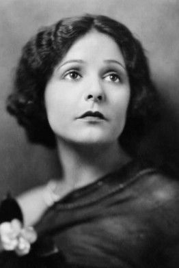 Norma Talmadge as Julie Kendal (De Luxe Annie II)