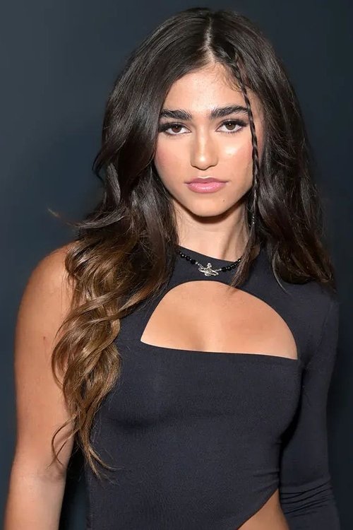 Rayna Vallandingham as Juli