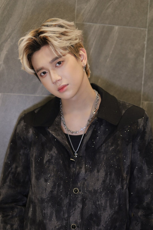 Nguyễn Phi Long as Self - Contestant