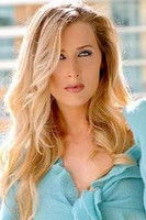 Oona O'Connell as Candice