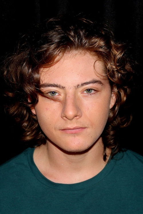 Yanis Richard as Enzo adolescent