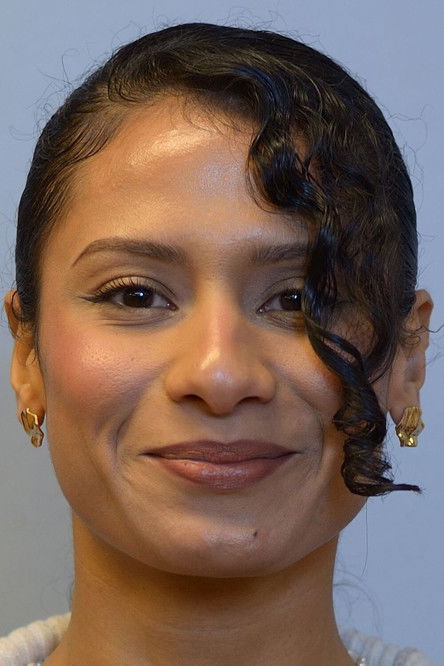 Zahraa Aldoujaili as Aida