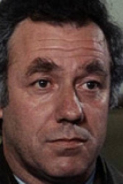 Attilio Duse as Queroni, stationmaster