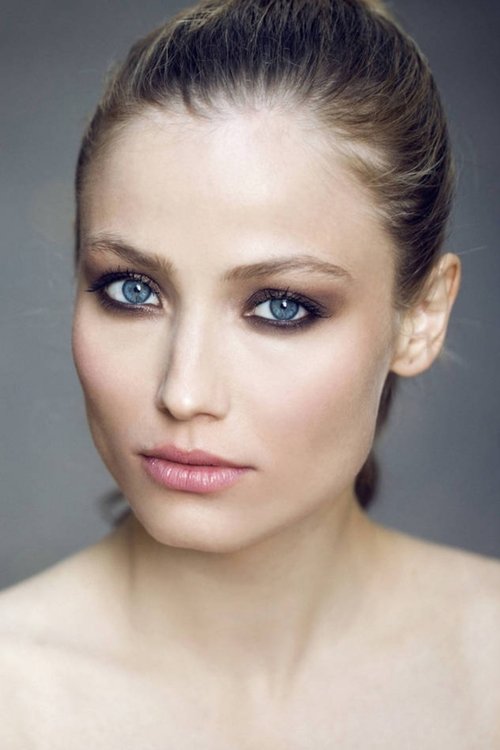 Veronica Olivier as Carolina