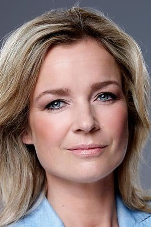 Daphne Lammers as Presentatrice