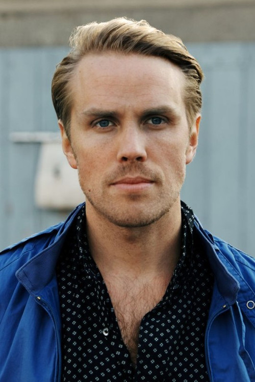 Gabriel von Berlepsch as Riley Cummings