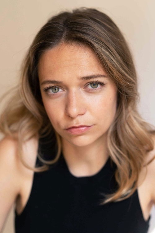 Louisiane Ader as La Directrice