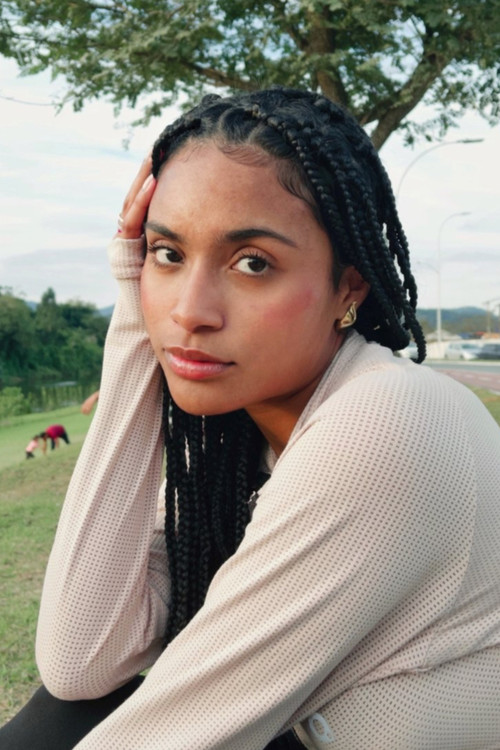 Izabella de Oliveira as Cliente 2