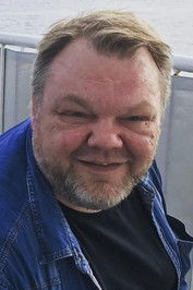 Jakob Skytte as Feel Good Band (bas)