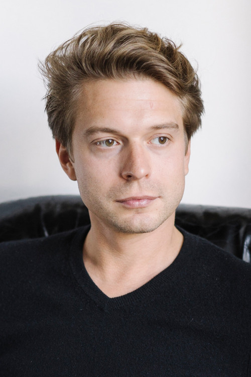 Alexander Dydyna as Runner