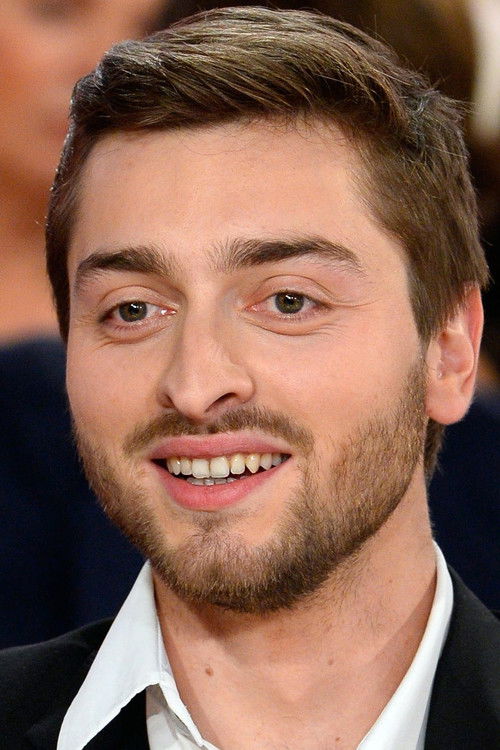 Simon Larvaron as Romain