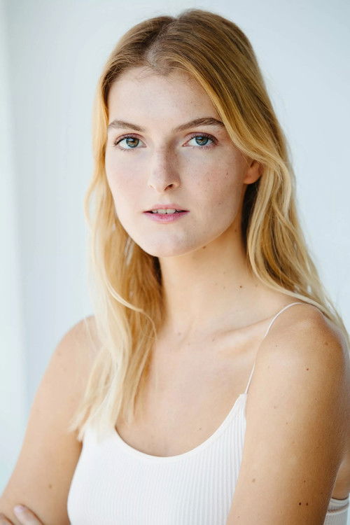 Sofía Bustinza as Elfa