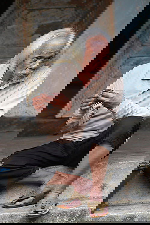 Teguh Mahesa as Mbah Darmo