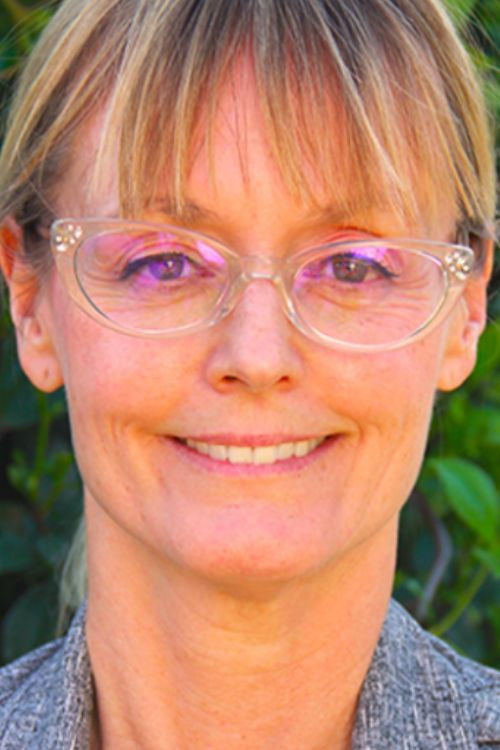 Patricia McMahon as Girl on Sofa (uncredited)