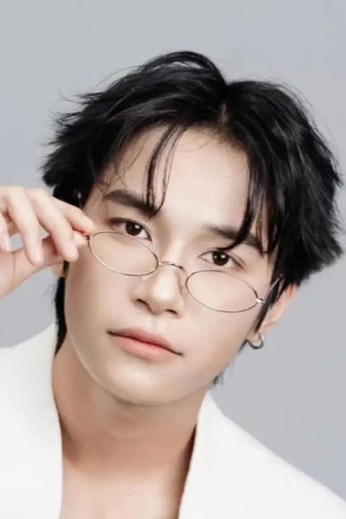 Nguyễn Trần Đông as Hoàng Trung