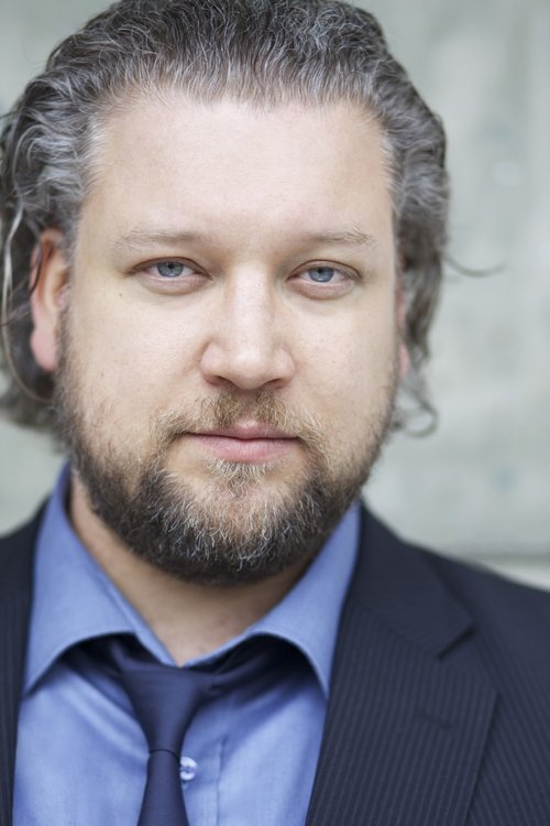 Sierk Radzei as Clemens "King" Frowein