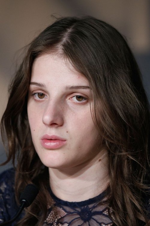 Zukhra Duishvili as Raïssa