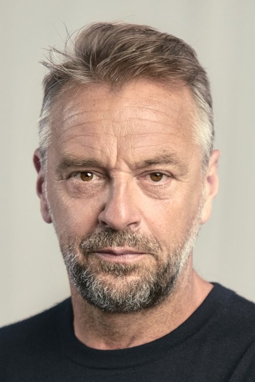 Tom Waes as Vince Goossens