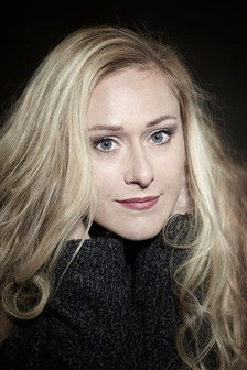 Daisy Van Praet as Joyce