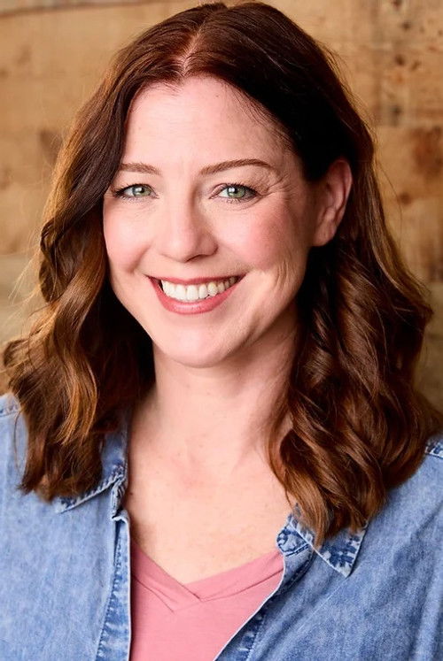 Loa Allebach as Evie