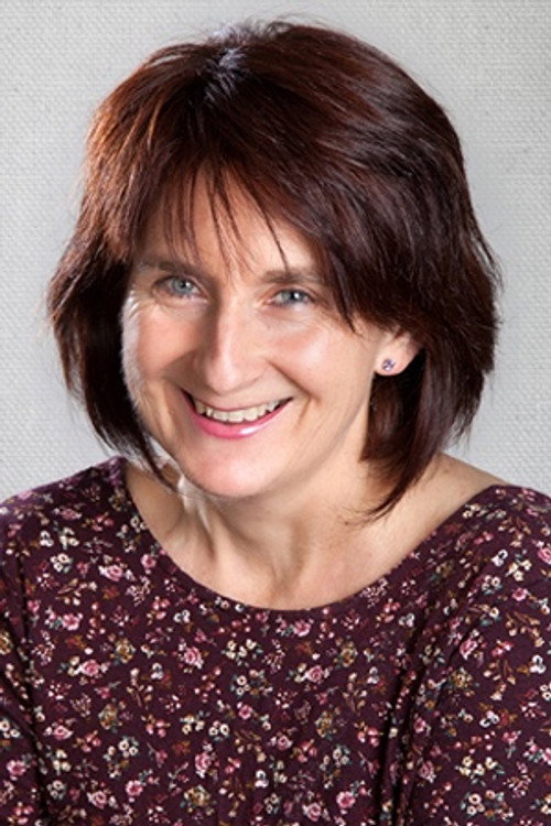 Ana Elordi as Zuzendaria