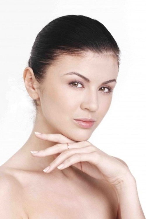 Alina Saraswati as Kelly