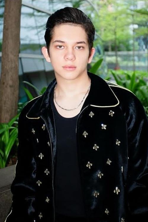 Florian Rutters as Simala Arka / Sim