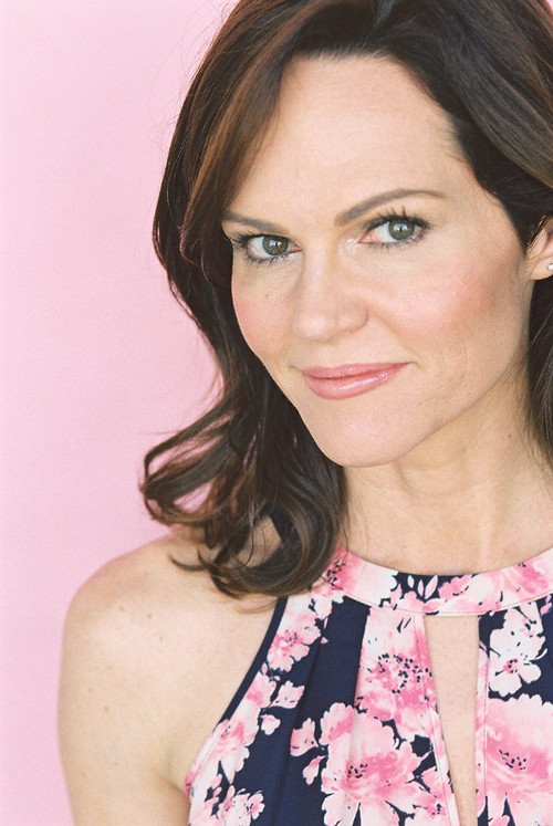 Delaina Mitchell as Leslie