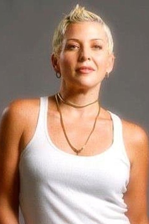 Laura García-Godoy as Julia