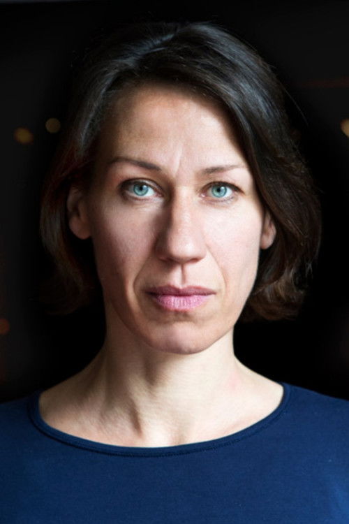 Kathleen Gallego Zapata as Mutter