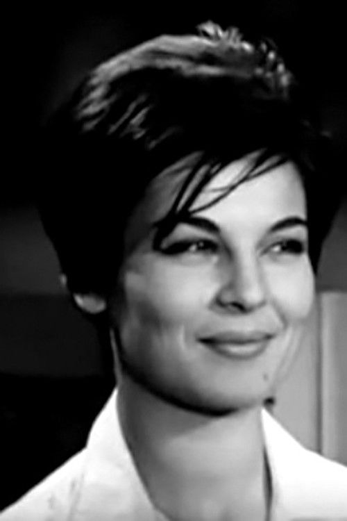 Dina Trianti as Laoura