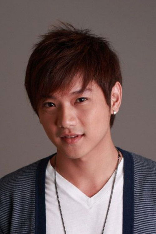 Monton Pariwat as Toey