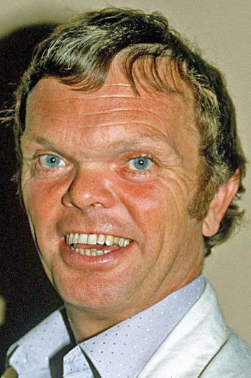 Jack Purvis as Busker