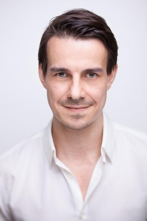 Philipp Baltus as Robert Wilson
