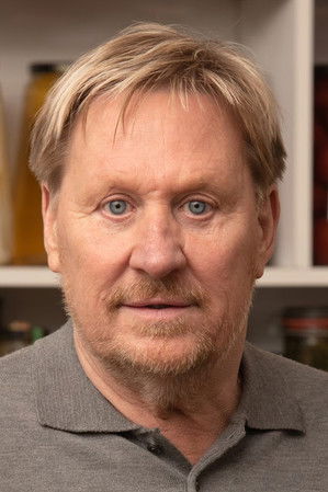 Oos Kesbeke as Self (Father and Owner)