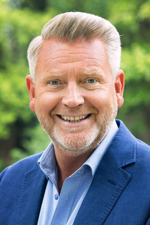 Sybrand Niessen as Presentator