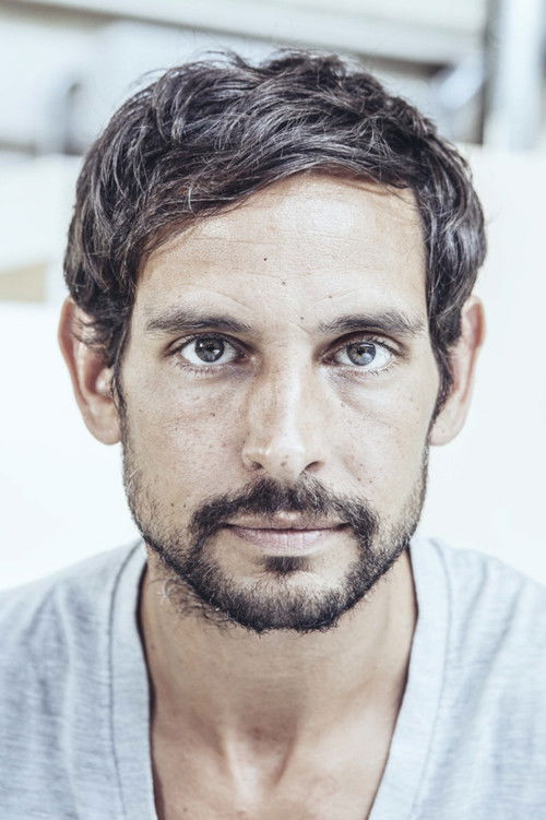 Dennis Cubic as König Philipp 2 von Frankreich