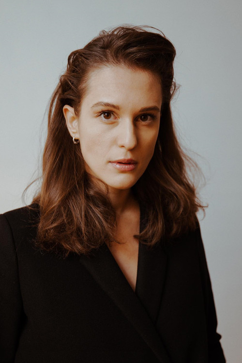 Rina Krasniqi as Saranda