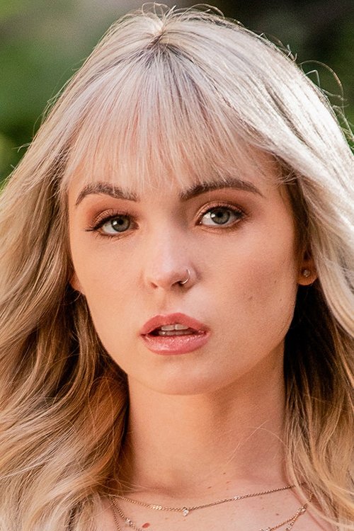 Lilly Bell as Taylor