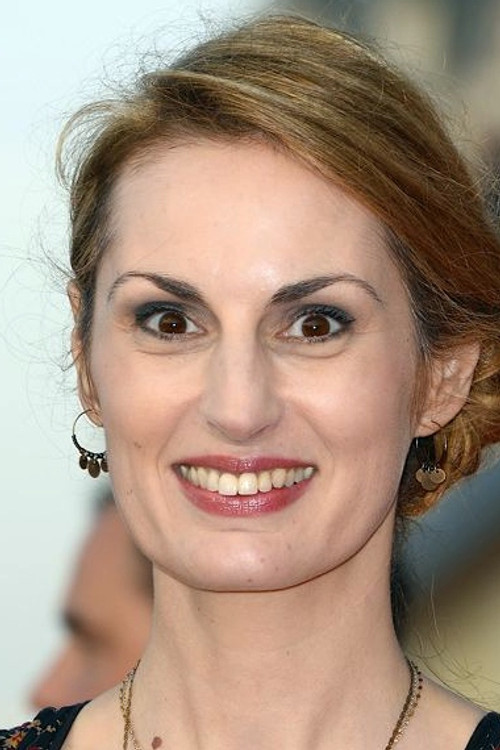 Flavia Coste as Pauline