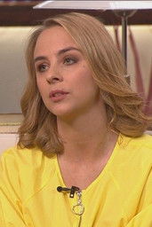 Zsófi Trecskó as Angelique