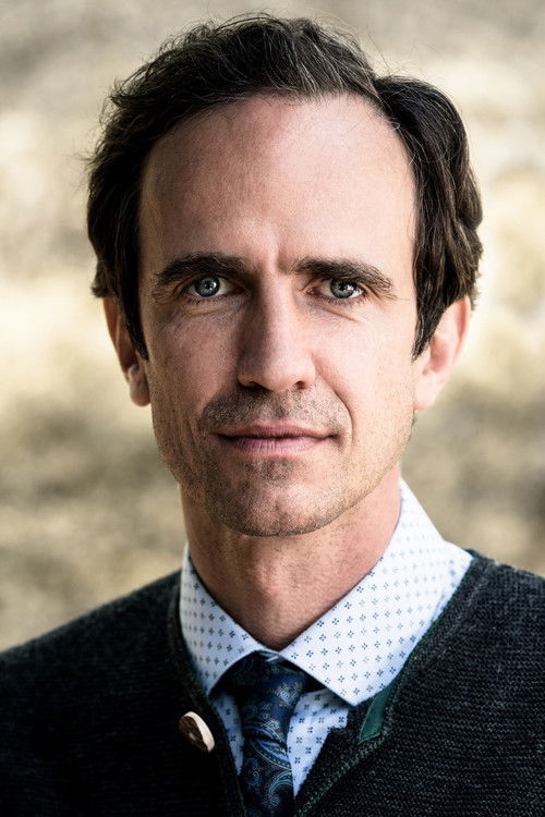 Felix Hellmann as Colin Tebbut