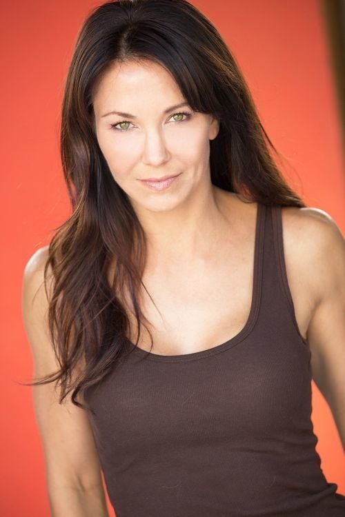 Amie Barsky as Eva Cooper