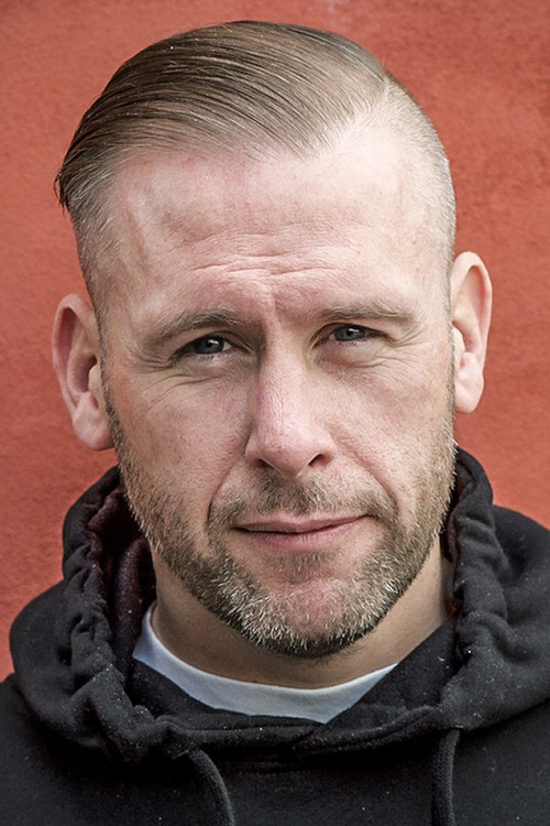 Liam Nygaard O'Connor as Sig selv