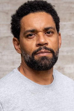 César Mello as André